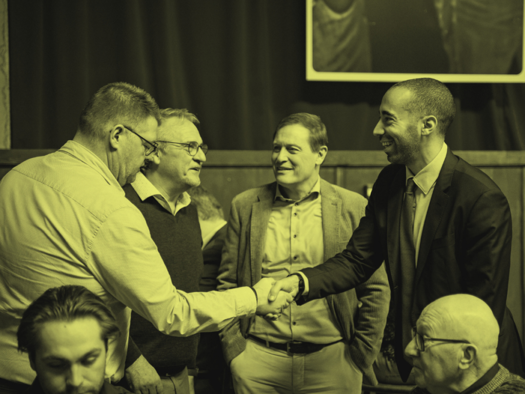Business leaders shaking hands during an international networking event, symbolizing Latin American expansion into European markets after the EU Mercosur agreement.